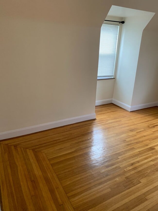 Building Photo - Lovely Two Bedroom Home on a Quiet Street