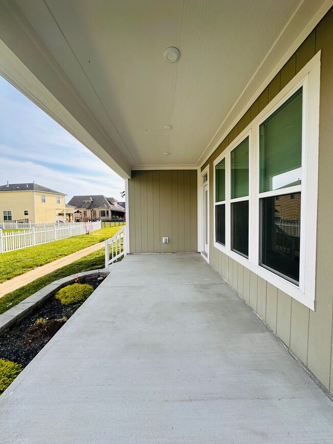 Building Photo - Contemporary Comfort Meets Convenience in Mt. Washington