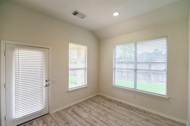 Building Photo - 1316 Varese Dr