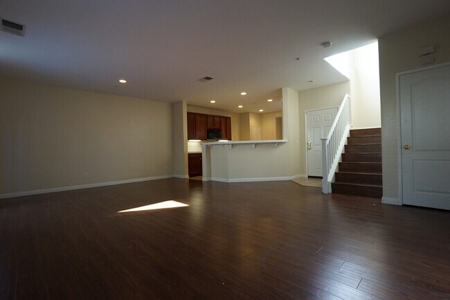 Building Photo - Beautiful 3 Bedroom Condo in Rancho!