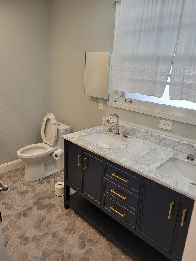 Mstr. bath tile floor - 2948 McGavock Pike