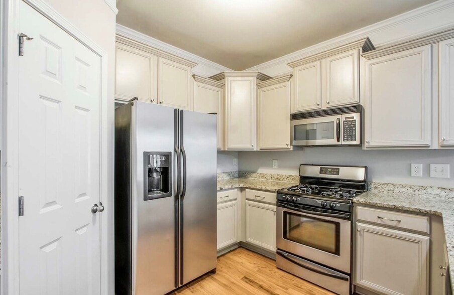 Building Photo - 2509 Brentford Pl