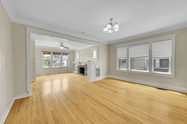 Building Photo - $3,400.00, 4 bed, 3 bed, located in Denver...