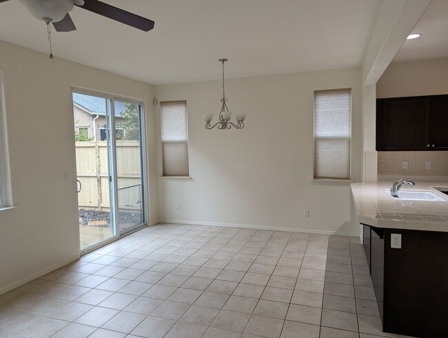 Building Photo - 3 bedroom 3 bathroom home located in the H...