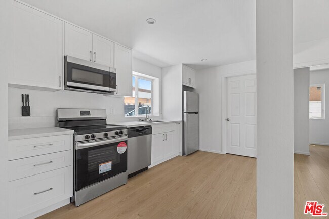 Building Photo - 3118-3114 W 109th St