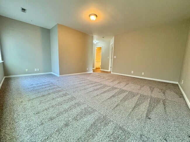 Building Photo - 3 Bed, 2 Offices, 2.5 Bath w/ 2 Car Garage in McKays Mill