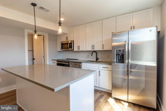 Building Photo - 3965 Lancaster Ave