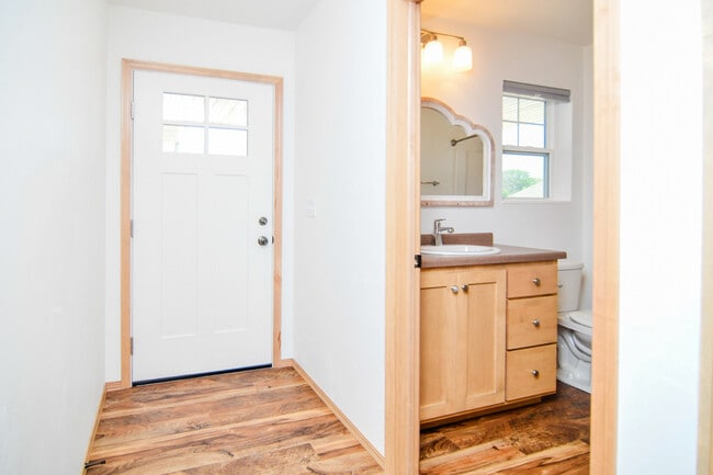 Building Photo - 2220 Blue Stem Ln