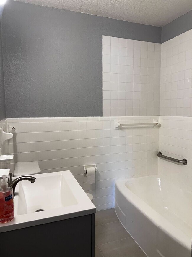 Building Photo - Remodeled 3 Bed 2 bath