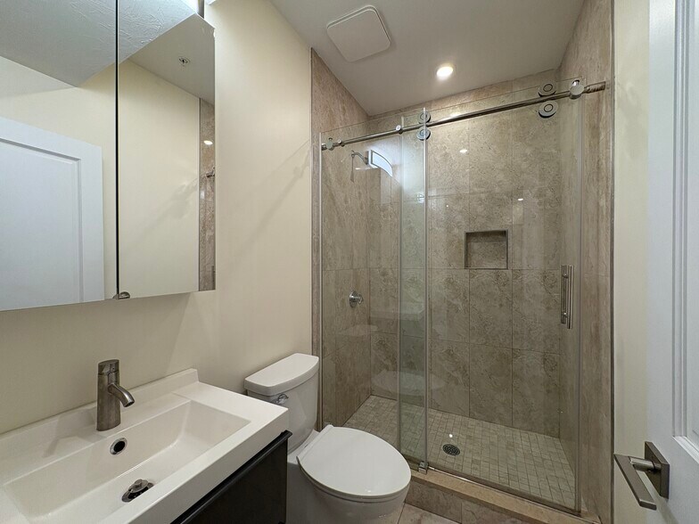 Building Photo - 1614 Beacon St