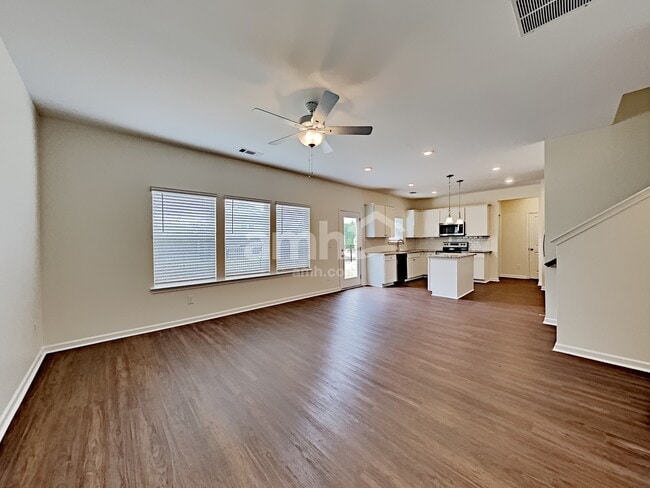 Building Photo - 318 Camp dr