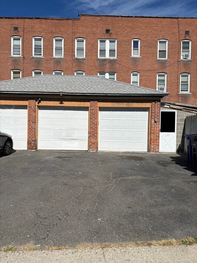 Building Photo - 552 Franklin Ave