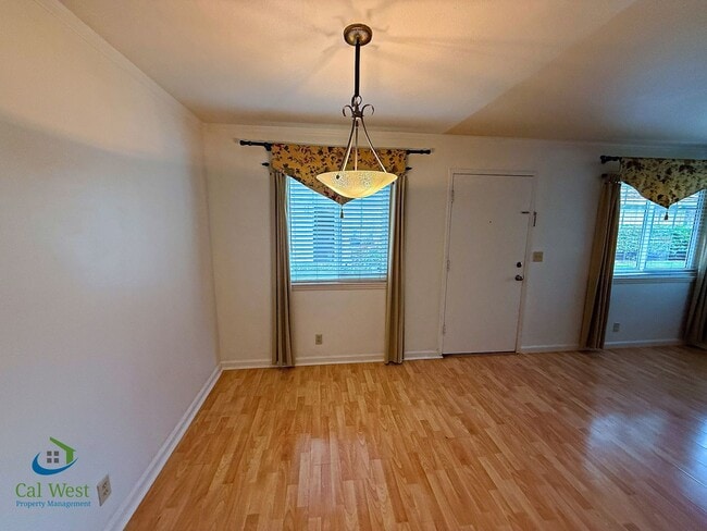 Building Photo - $2595 - 2 Bed/1 Bath Townhome in North San Jose-Near Lightrail