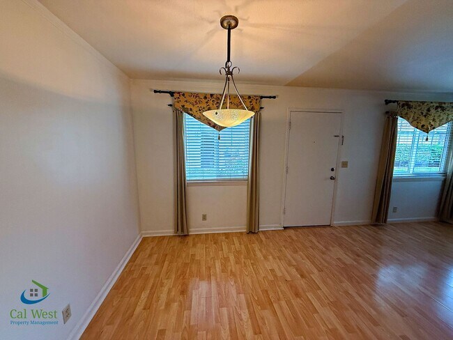 Building Photo - $2795 - 2 Bed/1 Bath Townhome in North San Jose-Near Lightrail