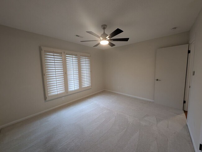 Building Photo - Charming 4 bedroom, 2.5 bath home located in the Raintree Community!