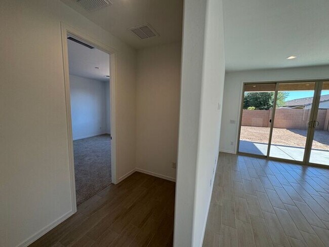 Building Photo - NEW 5 Bedroom 3 bathroom home in Surprise!