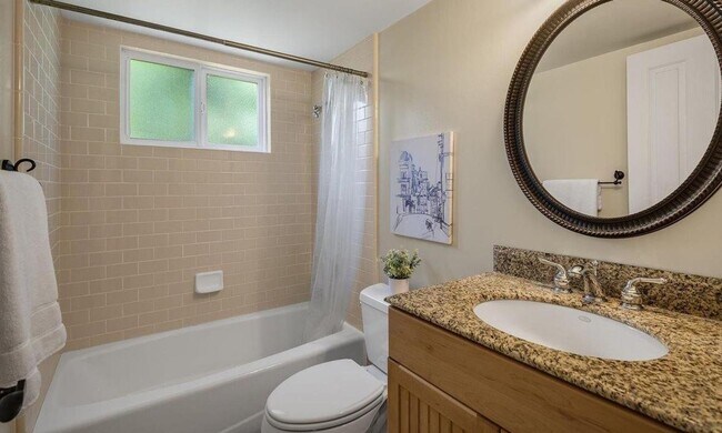 Building Photo - Charming Silvergate Home with Stunning Bac...