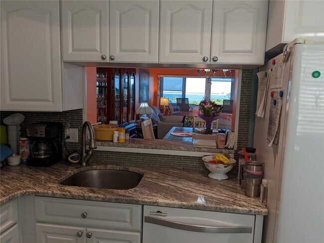 Building Photo - 2616 Cove Cay Dr