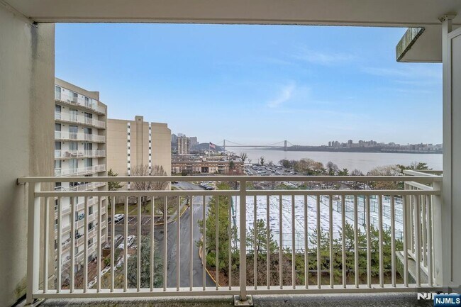 Building Photo - 1055 River 809