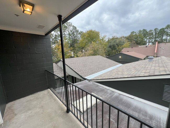 Building Photo - 4 bedroom, 3 bathroom townhouse located in...