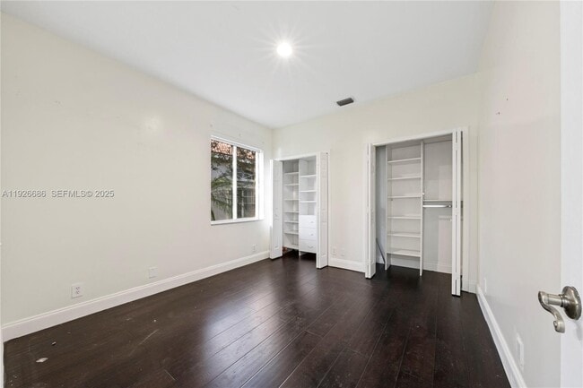 Building Photo - 2893 Oakbrook Dr