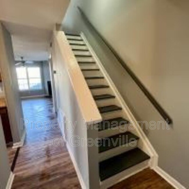 Building Photo - 212 Cavalier Dr