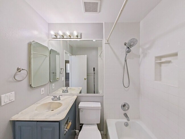 Building Photo - 617 E Avenida San Juan