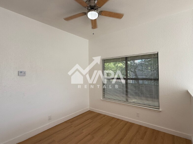 Building Photo - 7718 Gallant Ridge Dr