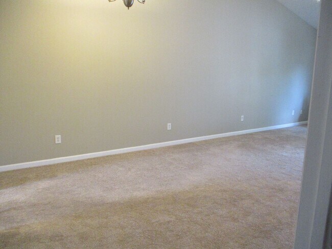 Building Photo - Townhome in Evans