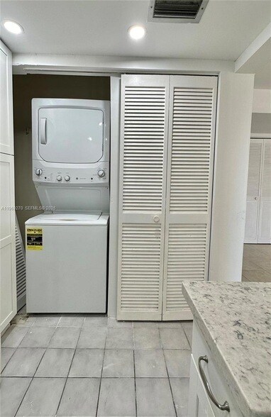 Building Photo - 330 SE 20th Ave