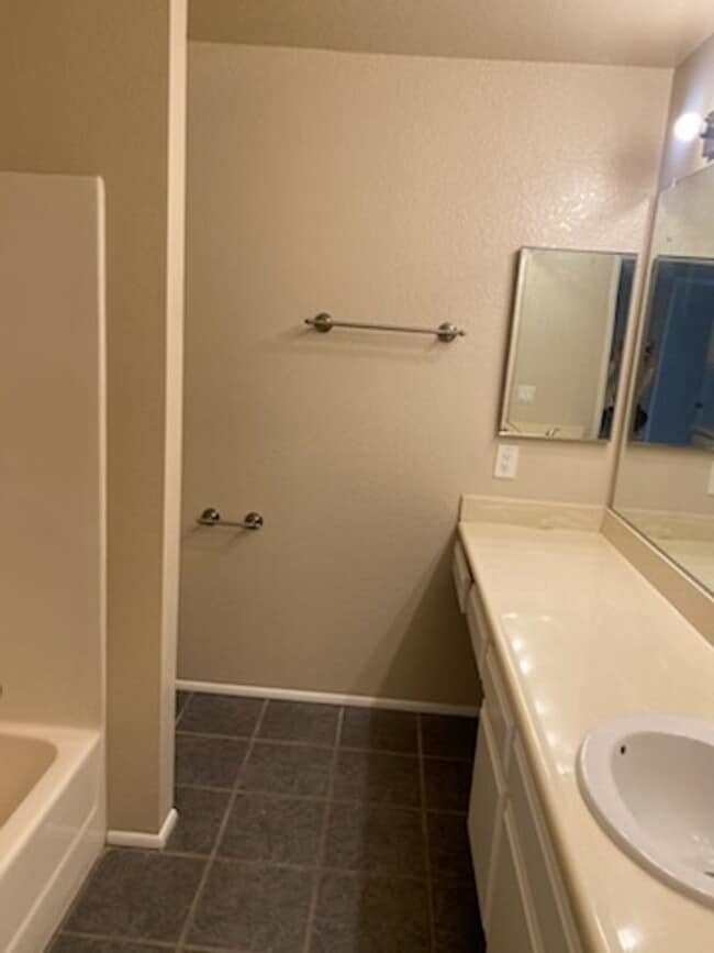Building Photo - Beautiful 2 Bed 2 Bath condo in Pomona