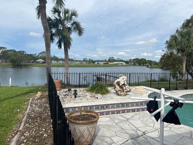 Building Photo - 3/2/2 pool home on lake in North Port