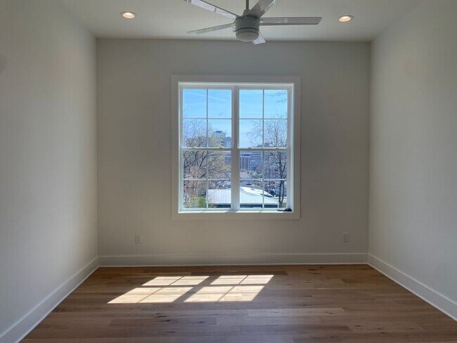 Building Photo - Luxury 4 Bed 3 Bath - 4 Minutes from Downt...
