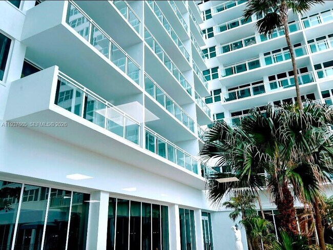 Building Photo - 2030 S Ocean Dr