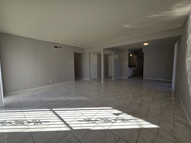 Building Photo - Lock in ($1850) off March 2026  if you move-in by Janaury 31st