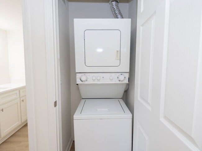 Building Photo - RENOVATED - 2BR/1BA FOR RENT