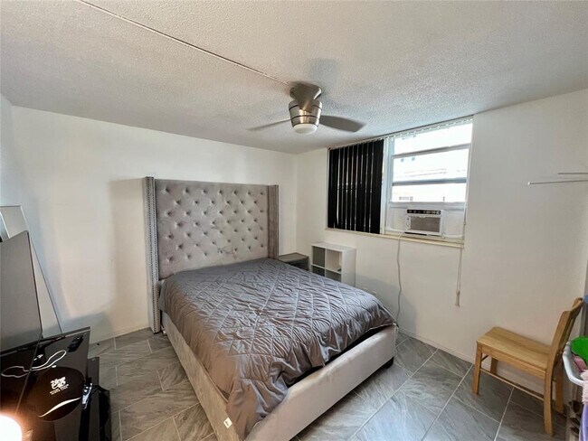 Building Photo - 2840 NE 33rd Ct