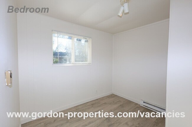 Building Photo - SE Arista Dr - Single level 1 bedroom apartment with den/office in the heart of Oak Grove