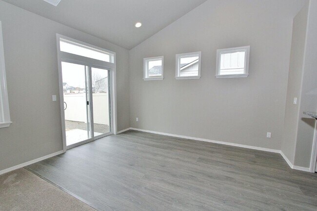 Building Photo - Spacious Home in Quiet Neighborhood