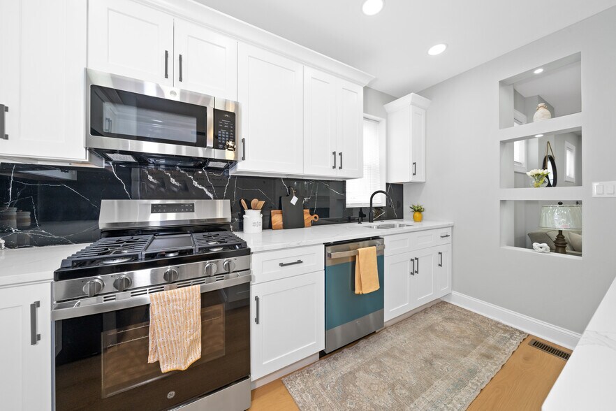 Building Photo - 504 W 26th St