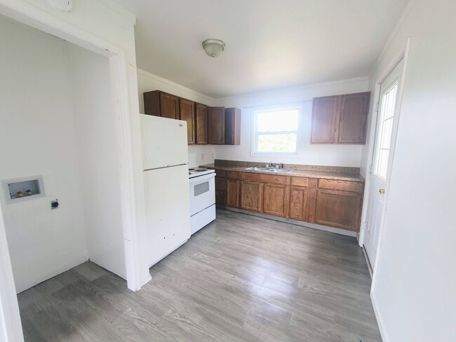 Building Photo - quaint home close to post