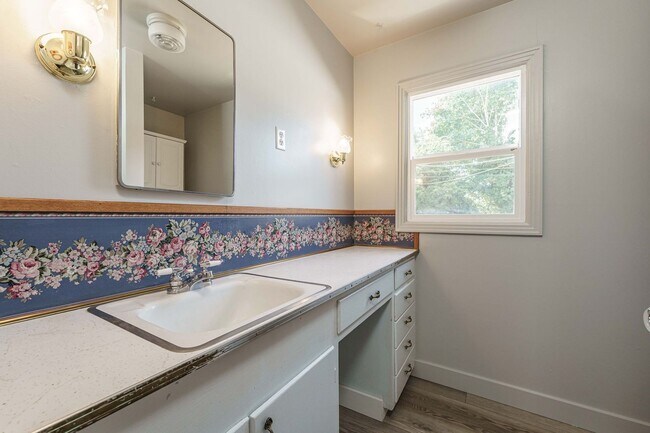 Building Photo - MOVE IN SPECIAL - Charming 1950’s Two-Bedroom with Character & Shared Outdoor Space