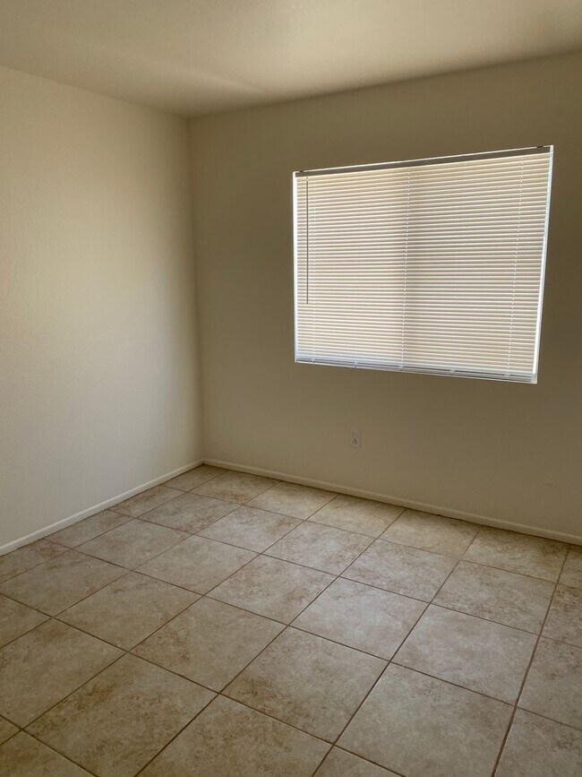 Building Photo - 4 BEDROOM ADELANTO HOME