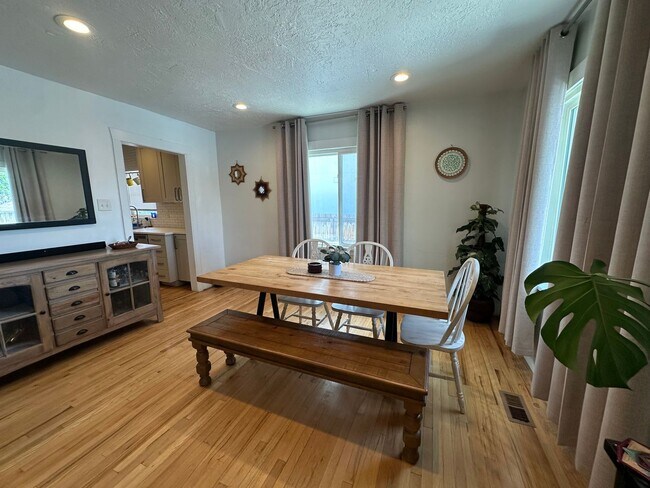 Building Photo - GORGEOUS Salt Lake Home!!!