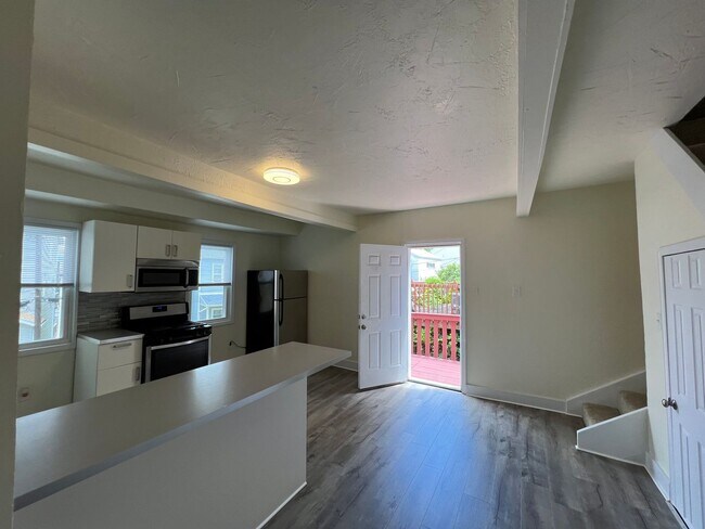 Building Photo - Updated 1BR 1 Bath house with office now available!