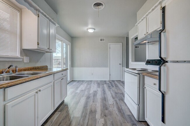 Building Photo - Beautifully Remodeled 3 or 4 bedroom with ...