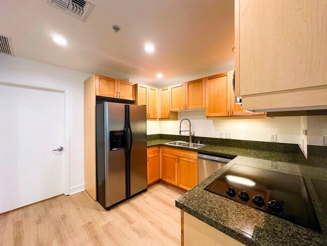 Building Photo - Welcome to this spacious studio in the hea...