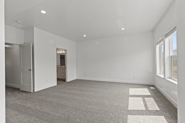 Building Photo - NT 3376
