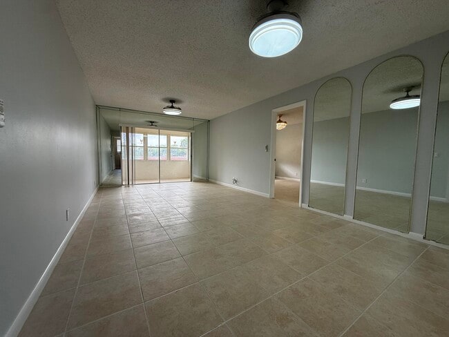 Building Photo - 228 Lake Dora Dr