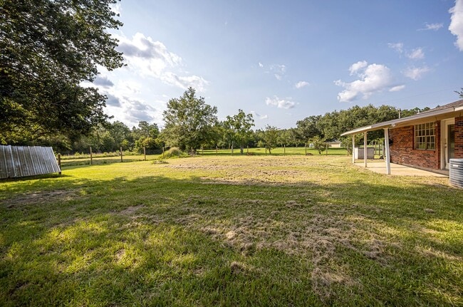 Building Photo - Move in ready 3 Bed 2 Bath Home in East Central School District!